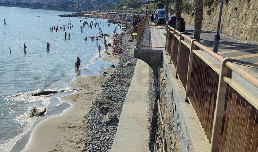 Ordigno bellico trovato sulla spiaggia libera Tre Ponti a Sanremo: area transennata, divieto di accesso immediato