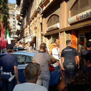 Ventimiglia: lancio di urina e feci contro il gazebo di Casapound, intervento della Polizia (Foto) Ventimiglia: lancio di urina e feci contro il gazebo di Casapound, intervento della Polizia (Foto)