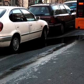 Sanremo: perdita d'olio di un bus in via Martiri, che viene chiusa al traffico