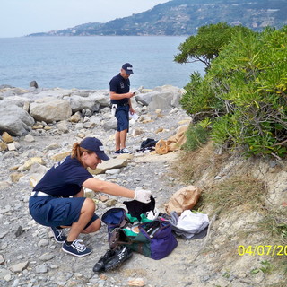 Ospedaletti: Polizia Municipale scopre un bivacco con alcuni pezzi di griffes fasulle