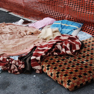 Sanremo: un bivacco con materassi e coperte a fianco della Madonna della Costa