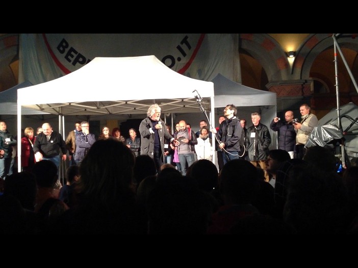 Imperia: nonostante la pioggia, circa mille persone allo show di Beppe Grillo (video)