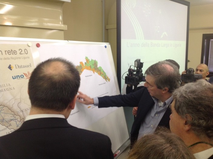 Genova: presentato il progetto della Regione sulla "banda larga", Burlando:" Nel 2013 la connessione arriverà ovunque" Genova: presentato il progetto della Regione sulla "banda larga", Burlando:" Nel 2013 la connessione arriverà ovunque"
