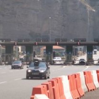 Ventimiglia: 40enne fugge ad un posto di controllo della Municipale, inseguito e fermato al casello dell'autostrada