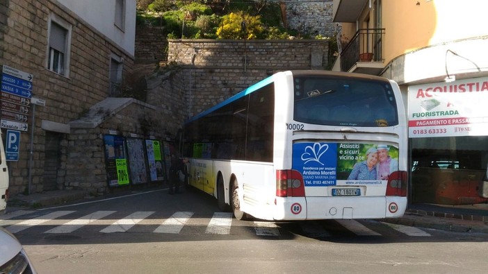 Imperia: guasto ad un bus della Rt vicino alla Galleria Gastaldi, traffico impazzito a Porto Maurizio (Foto)