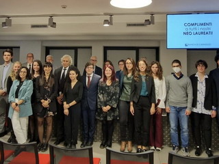 Il gruppo dei neolaureati vincitori delle borse di studio 2022 della Banca di Caraglio Il gruppo dei neolaureati vincitori delle borse di studio 2022 della Banca di Caraglio