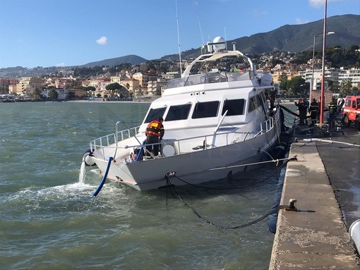 Sanremo: vento forte e mare in tempesta, yacht imbarca acqua in navigazione e rischia di affondare (Foto e Video) Sanremo: vento forte e mare in tempesta, yacht imbarca acqua in navigazione e rischia di affondare (Foto e Video)