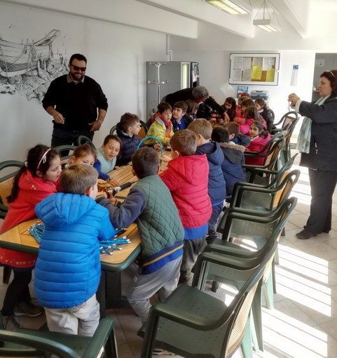 La scuola elementare di Santo Stefano al Mare ospitata dall'associazione di pesca 'L'Ancora' La scuola elementare di Santo Stefano al Mare ospitata dall'associazione di pesca 'L'Ancora'
