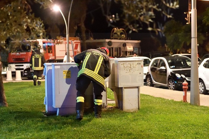 Sanremo: dispersione elettrica da un palo in Pian di Nave, intervento di Vigili del Fuoco e Polizia Municipale (Foto) Sanremo: dispersione elettrica da un palo in Pian di Nave, intervento di Vigili del Fuoco e Polizia Municipale (Foto)