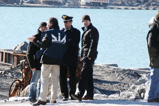Controlli della Direzione Investigativa Antimafia questa mattina al porto di 'Cala del Forte', i particolari Controlli della Direzione Investigativa Antimafia questa mattina al porto di 'Cala del Forte', i particolari
