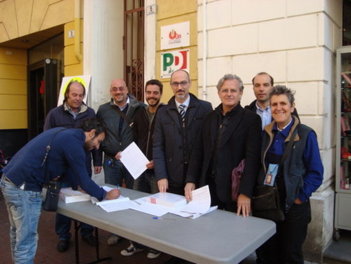 Imperia: oggi la consegna delle circa 2000 firme contro la privatizzazione del servizio mensa scolastica Imperia: oggi la consegna delle circa 2000 firme contro la privatizzazione del servizio mensa scolastica