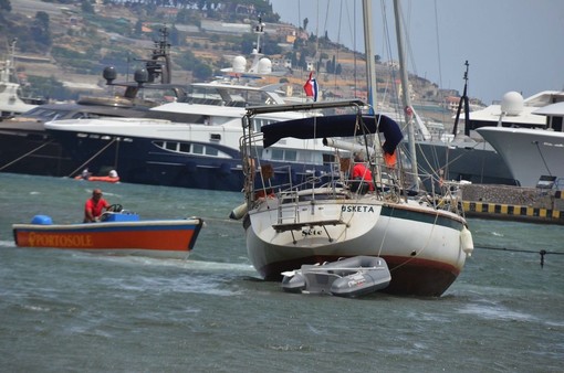Sanremo: barca a vela incagliata di fronte alla spiaggia dell'Arenella, equipaggio in salvo (Foto) Sanremo: barca a vela incagliata di fronte alla spiaggia dell'Arenella, equipaggio in salvo (Foto)