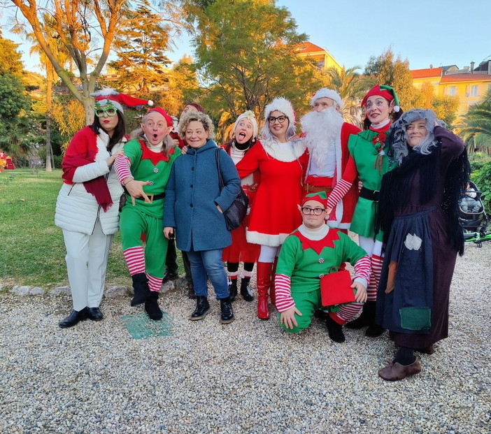 Gli attori impegnati nello spettacolo Gli attori impegnati nello spettacolo