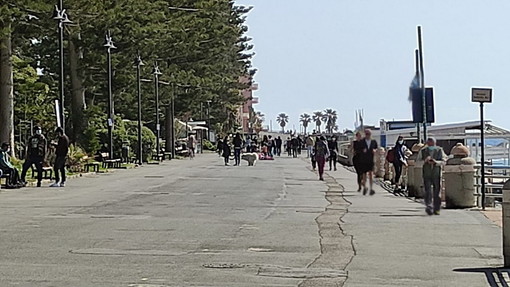 Bordighera in rosso: c’è il rispetto del decreto, lungomare non molto affollato e col sole poco assalto alle spiagge Bordighera in rosso: c’è il rispetto del decreto, lungomare non molto affollato e col sole poco assalto alle spiagge
