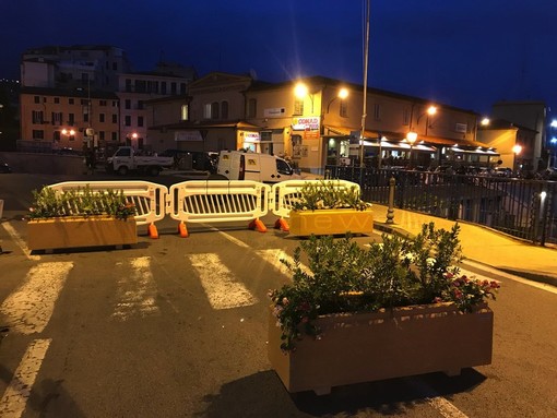 Le fioriere che delimitano l'isola pedonale di Porto Vecchio Le fioriere che delimitano l'isola pedonale di Porto Vecchio