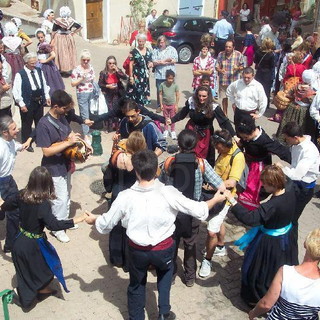 Dolceacqua: domani sera, grande Festa Occitana con il gruppo di musicisti occitani degli ‘Aria’ Dolceacqua: domani sera, grande Festa Occitana con il gruppo di musicisti occitani degli ‘Aria’