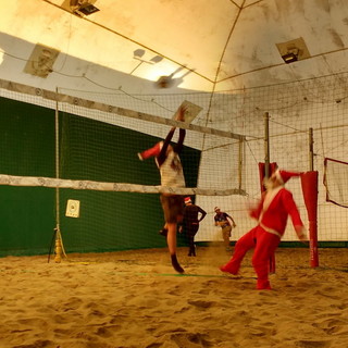 Beach volley a San Bartolomeo al Mare: allegria e divertimento dal Babbo Natale griffato GV Sport Beach volley a San Bartolomeo al Mare: allegria e divertimento dal Babbo Natale griffato GV Sport