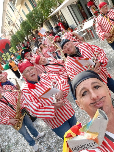 Successo della banda musicale 'Città di Diano Marina' ieri alla 57a edizione del Carnevale Dianese (Foto)