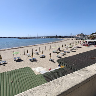 Sanremo: cade nell'intercapedine delle cabine degli stabilimenti balneari in corso Trento Trieste, 25enne in gravi condizioni Sanremo: cade nell'intercapedine delle cabine degli stabilimenti balneari in corso Trento Trieste, 25enne in gravi condizioni