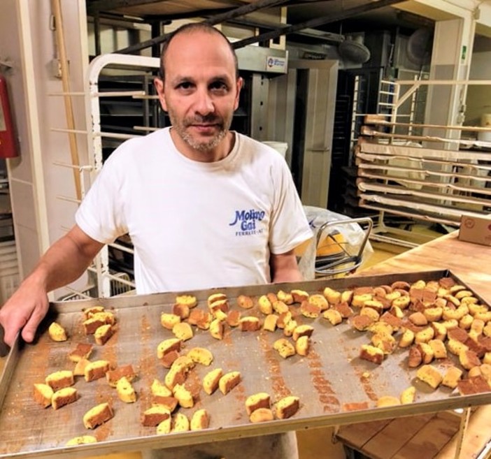 Marco Lia, mastro fornaio del "Panificio Fratelli Lia" di Camporosso Marco Lia, mastro fornaio del "Panificio Fratelli Lia" di Camporosso