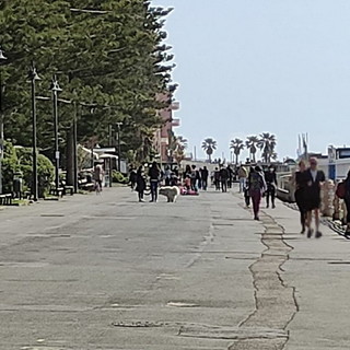 Bordighera in rosso: c’è il rispetto del decreto, lungomare non molto affollato e col sole poco assalto alle spiagge