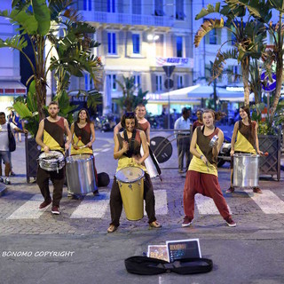 Sanremo: spettacolo ed emozioni ieri sera in centro con la banda spagnola di strada Bekhanda