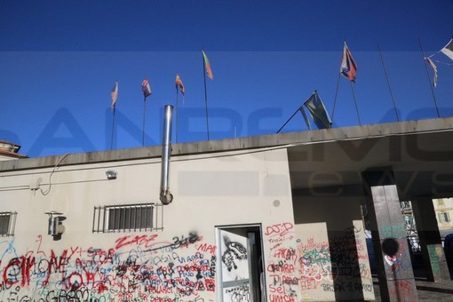 Sanremo: in piazza Colombo il vento ha divelto le bandiere già disastrate dai giorni scorsi, urge un intervento