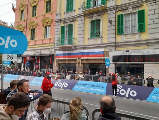All'arrivo della Milano-Sanremo c'è stato anche chi ha inneggiato alla Russia: bandiera esposta in via Roma (Foto)