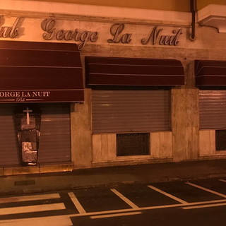Sanremo: ha chiuso 'George La Nuit', qualcuno ha messo una bara di fronte alla serranda (Foto)