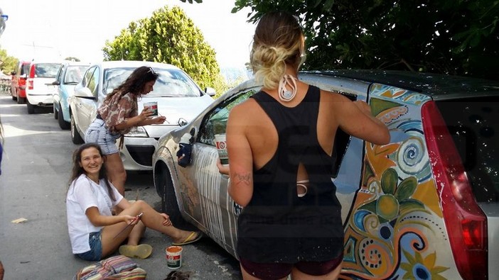 Iniziativa di protesta a Bussana Vecchia contro l'abbandono delle auto, ‘Opere di Street Art’ su una Punto