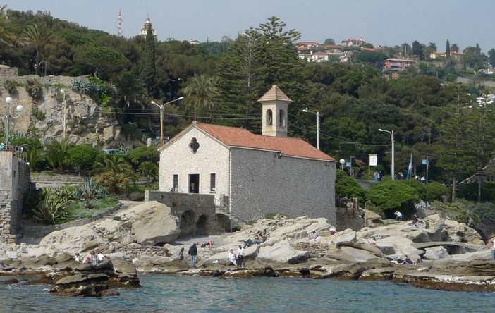 Bordighera: una lettrice segnala degrado tra gli scogli a Sant'Ampelio