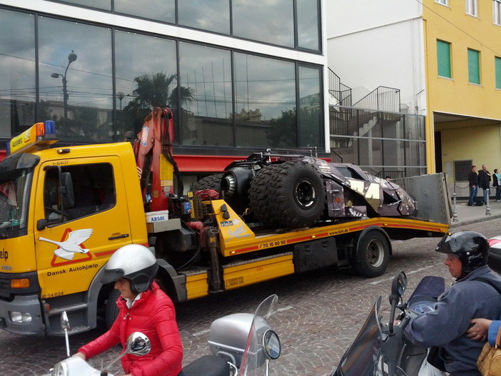 Sanremo: una sorta di 'Bat-Mobile' parcheggiata in divieto, rimossa con il carro attrezzi