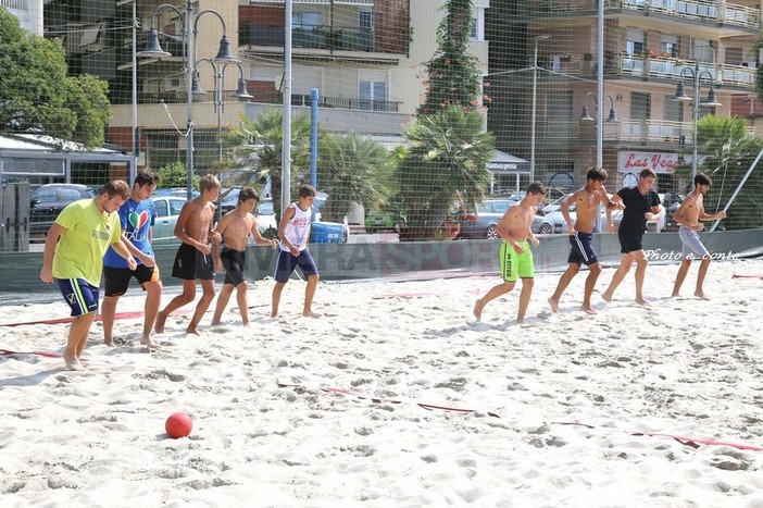 Beach Handball. La Liguria under 18 di Pippo Malatino trionfa al Torneo di Le Lavandou Beach Handball. La Liguria under 18 di Pippo Malatino trionfa al Torneo di Le Lavandou