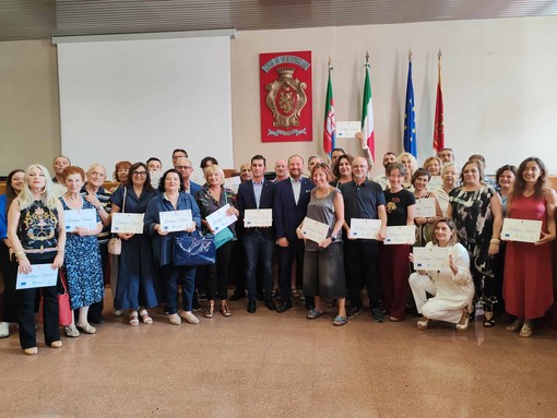 "Bottega storica", Ventimiglia consegna targhe a ventisette attività commerciali della città (Foto e video)