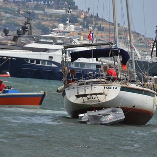 Sanremo: barca a vela incagliata di fronte alla spiaggia dell'Arenella, equipaggio in salvo (Foto)