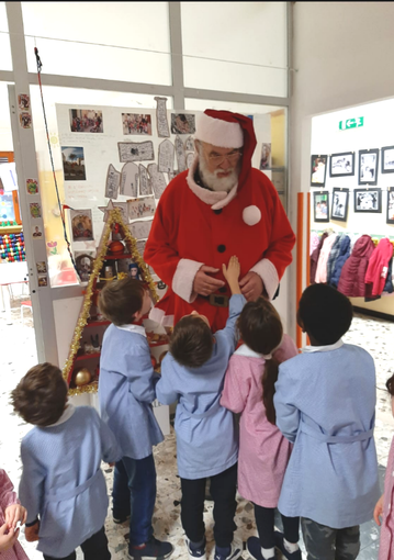 Sanremo: Babbo Natale con il suo elfo alla scuola dell'infanzia Asquasciati