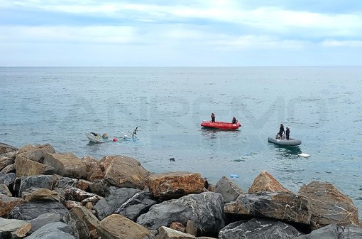 Sanremo: affonda con una barca da pesca dietro al molo lungo, salvato da un giovane e dalla Guardia Costiera (Foto) Sanremo: affonda con una barca da pesca dietro al molo lungo, salvato da un giovane e dalla Guardia Costiera (Foto)