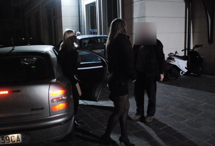 Sanremo: servizio antiprostituzione, due lucciole tentano la fuga su un autobus Sanremo: servizio antiprostituzione, due lucciole tentano la fuga su un autobus