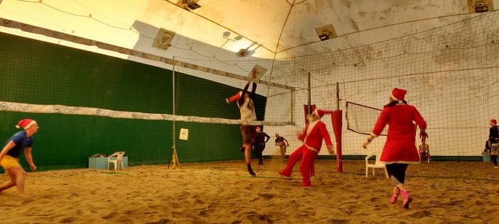 Beach volley a San Bartolomeo al Mare: allegria e divertimento dal Babbo Natale griffato GV Sport Beach volley a San Bartolomeo al Mare: allegria e divertimento dal Babbo Natale griffato GV Sport