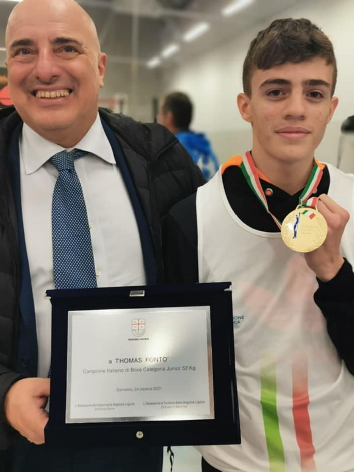 L’assessore Berrino in visita alla SanremoBoxe per premiare il neo campione italiano di pugilato Thomas Fontò L’assessore Berrino in visita alla SanremoBoxe per premiare il neo campione italiano di pugilato Thomas Fontò