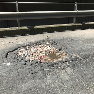 La buca tappata con una soluzione 'fai da te' La buca tappata con una soluzione 'fai da te'