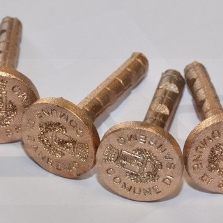 Sanremo: ecco le famose 'borchie' per segnare gli spazi consentiti ai dehor in piazza Bresca nella 'movida' (Video) Sanremo: ecco le famose 'borchie' per segnare gli spazi consentiti ai dehor in piazza Bresca nella 'movida' (Video)