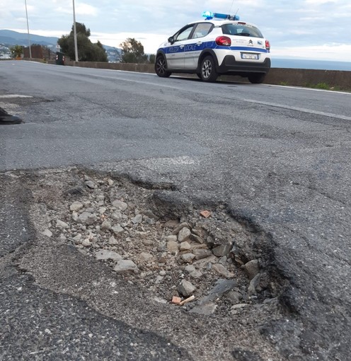 Sanremo: buca 'record' nell'asfalto di via Padre Semeria, la Municipale fa intervenire gli operai del Comune (Foto) Sanremo: buca 'record' nell'asfalto di via Padre Semeria, la Municipale fa intervenire gli operai del Comune (Foto)