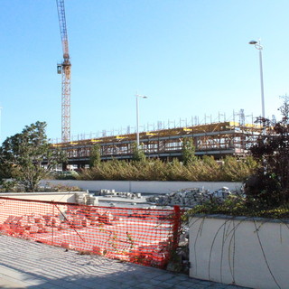 Le palazzine incompiute del porto