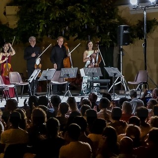 Cervo: oltre 400 spettatori ieri sul Sagrato dei Corallini per il concerto dei ‘Berliner Philarmoniker’ e Tatjana Vassiljeva (Foto e Video) Cervo: oltre 400 spettatori ieri sul Sagrato dei Corallini per il concerto dei ‘Berliner Philarmoniker’ e Tatjana Vassiljeva (Foto e Video)