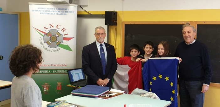 Vallecrosia: i Cavalieri della Sezione di Imperia-Sanremo consegnano le bandiere alle scuole medie 'Andrea Doria' (Foto)