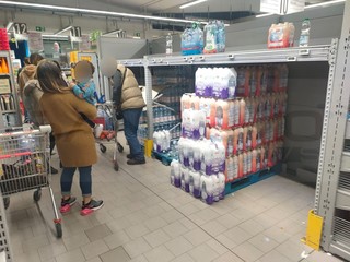 Gli scaffali di un supermercato vuoti Gli scaffali di un supermercato vuoti