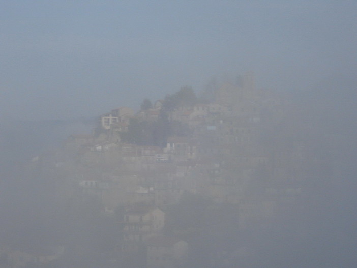Oggi Bajardo si presentava, quasi come un fantasma, avvolto nella nebbia: la foto di un lettore