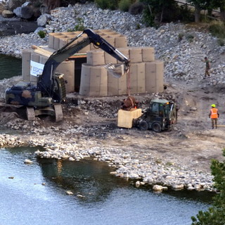 Una giornata di attesa per la bomba nel torrente: il racconto e le immagini del lavoro dei militari