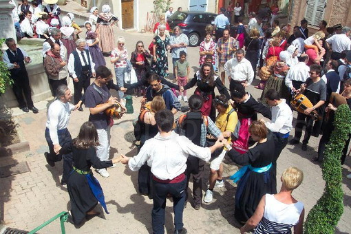 Dolceacqua: domani sera, grande Festa Occitana con il gruppo di musicisti occitani degli ‘Aria’ Dolceacqua: domani sera, grande Festa Occitana con il gruppo di musicisti occitani degli ‘Aria’